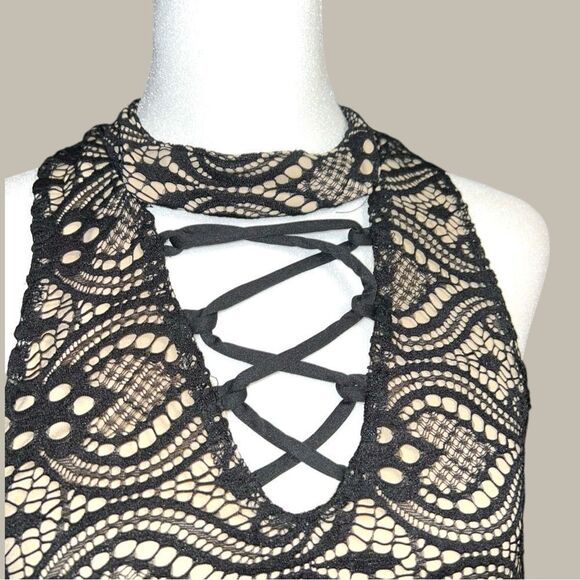 Rue 21 super cute sleeveless lace top with lace up design in front of! - Picture 4 of 8